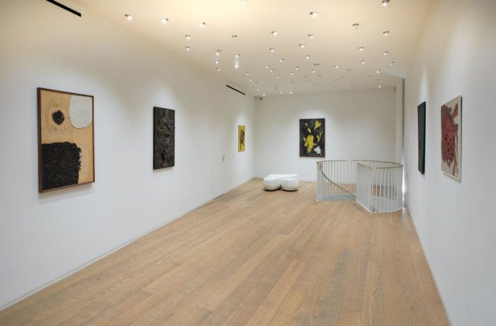 阿尔贝托·博利和卢西奥·丰塔纳在伦敦托纳布奥尼的展览。此展将提早三周关闭，以在3月29日之前运回意大利。Credit David Owens/Tornabuoni Art