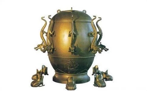 中国文明的出现和发展并没有孤立于世界其他地区，世界其他文明的一些有益想法、器物和技术都跨越了千山万水，丰富了中国文明的内涵。中国创造的很多文明因子也传播到域外殊方，造福全世界