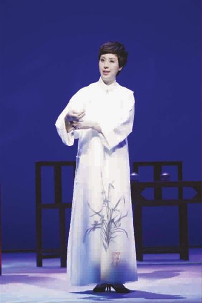史依弘，上海京剧院一级演员，上海戏剧家协会副主席。1999年毕业于首届中国京剧优秀青年演员研究生班