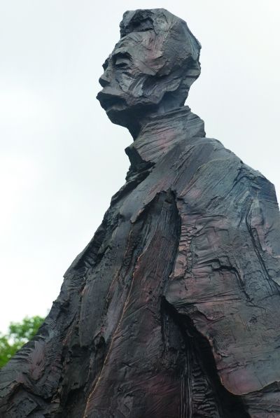 吴为山塑《鲁迅》铜像在上海揭幕