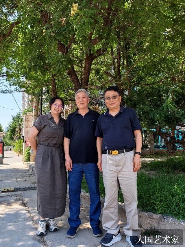 侯盛锽（中）、化工出版社总编室副主任赵媛媛（左）、叶建华（右）合影