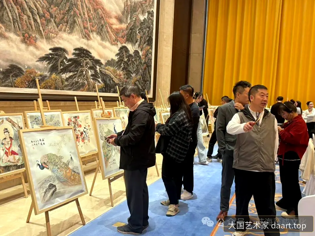 展厅内作品成排悬壁:佛像、孔雀、花鸟、山水次第入目