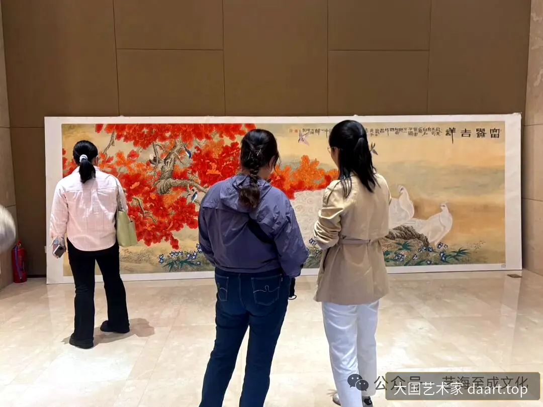 工笔花鸟横幅:暖色花卉与禽鸟