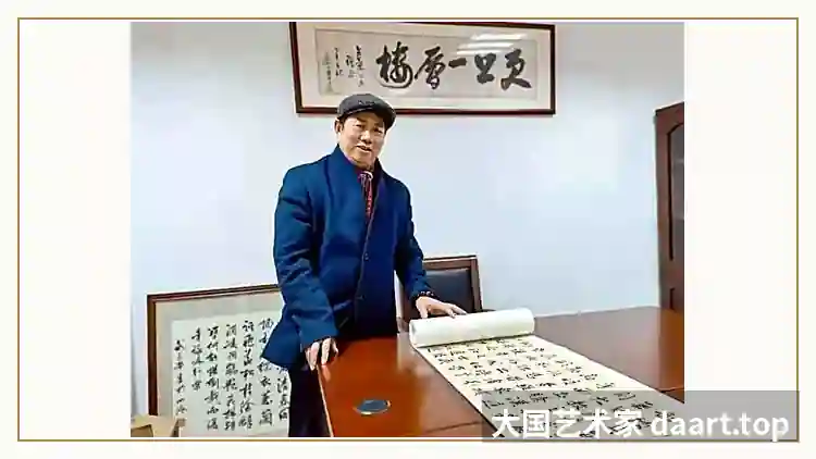 书画家盛长荣书房持卷肖像